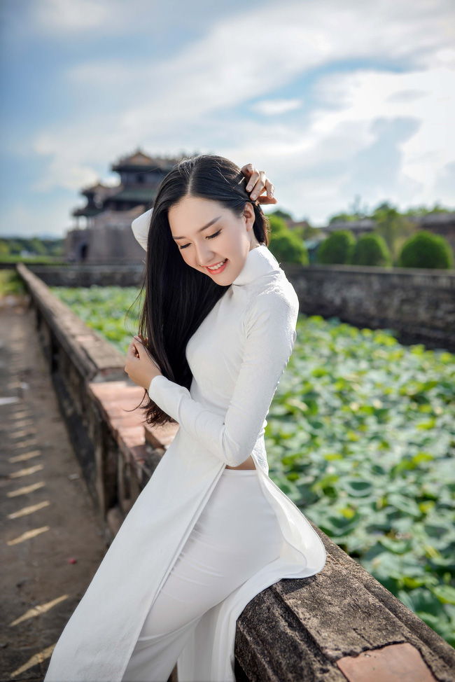 Người đẹp thướt tha trong tà áo dài trắng truyền thống.